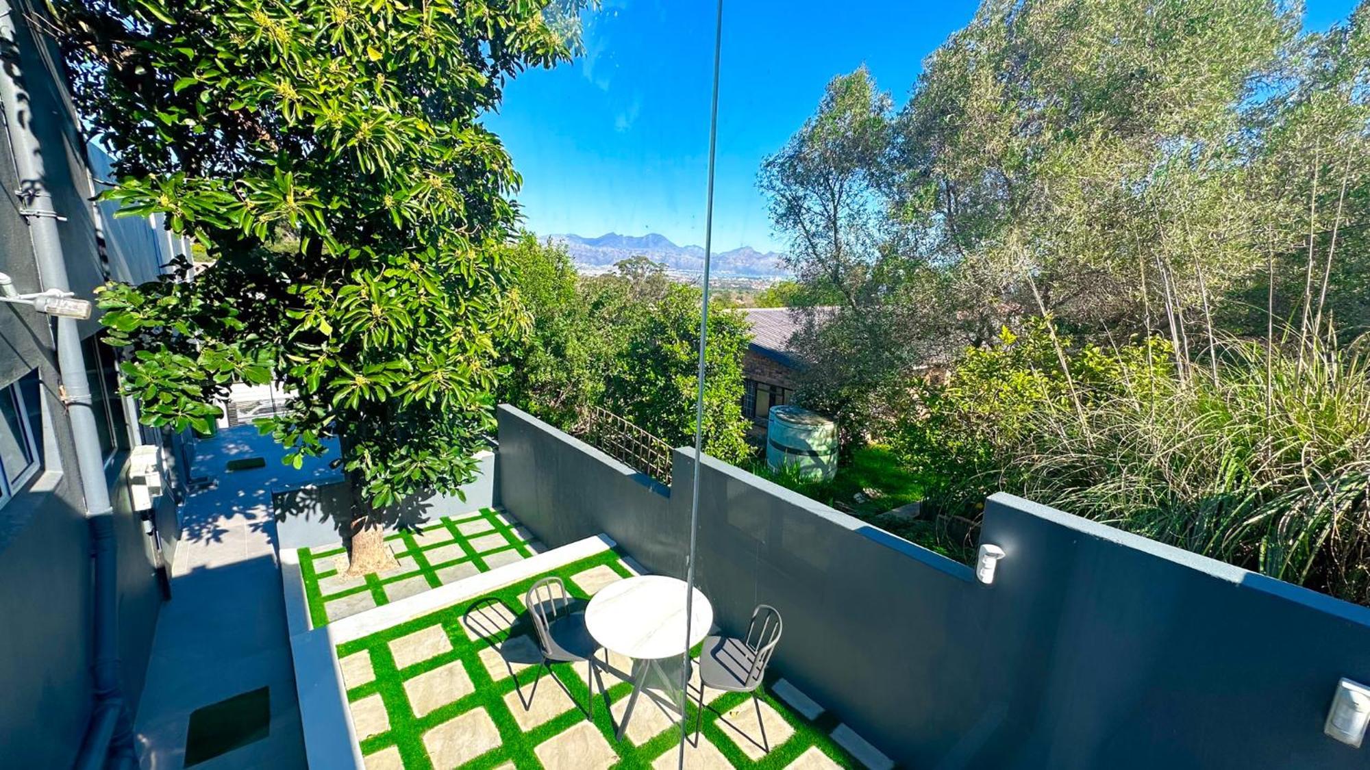 Somerset-west Prime Spot- Solar Powered! Cape Town