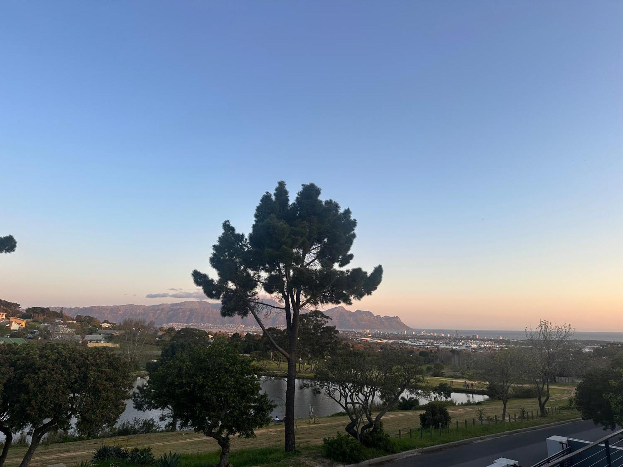 Apartment Somerset-west Prime Spot- Solar Powered! *