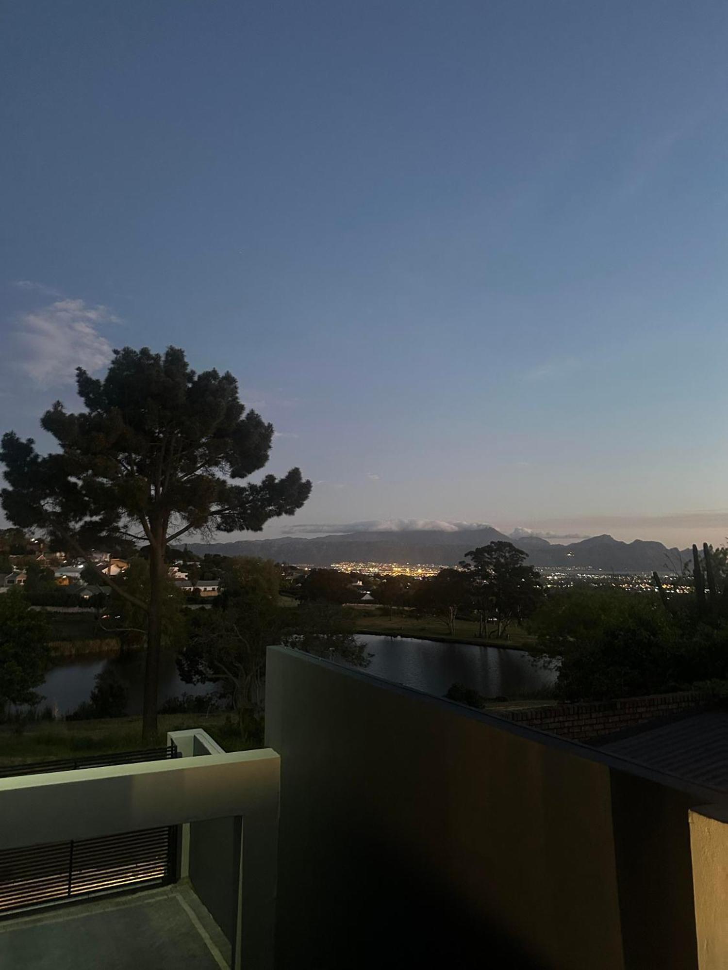 Apartment Somerset-west Prime Spot- Solar Powered! Cape Town