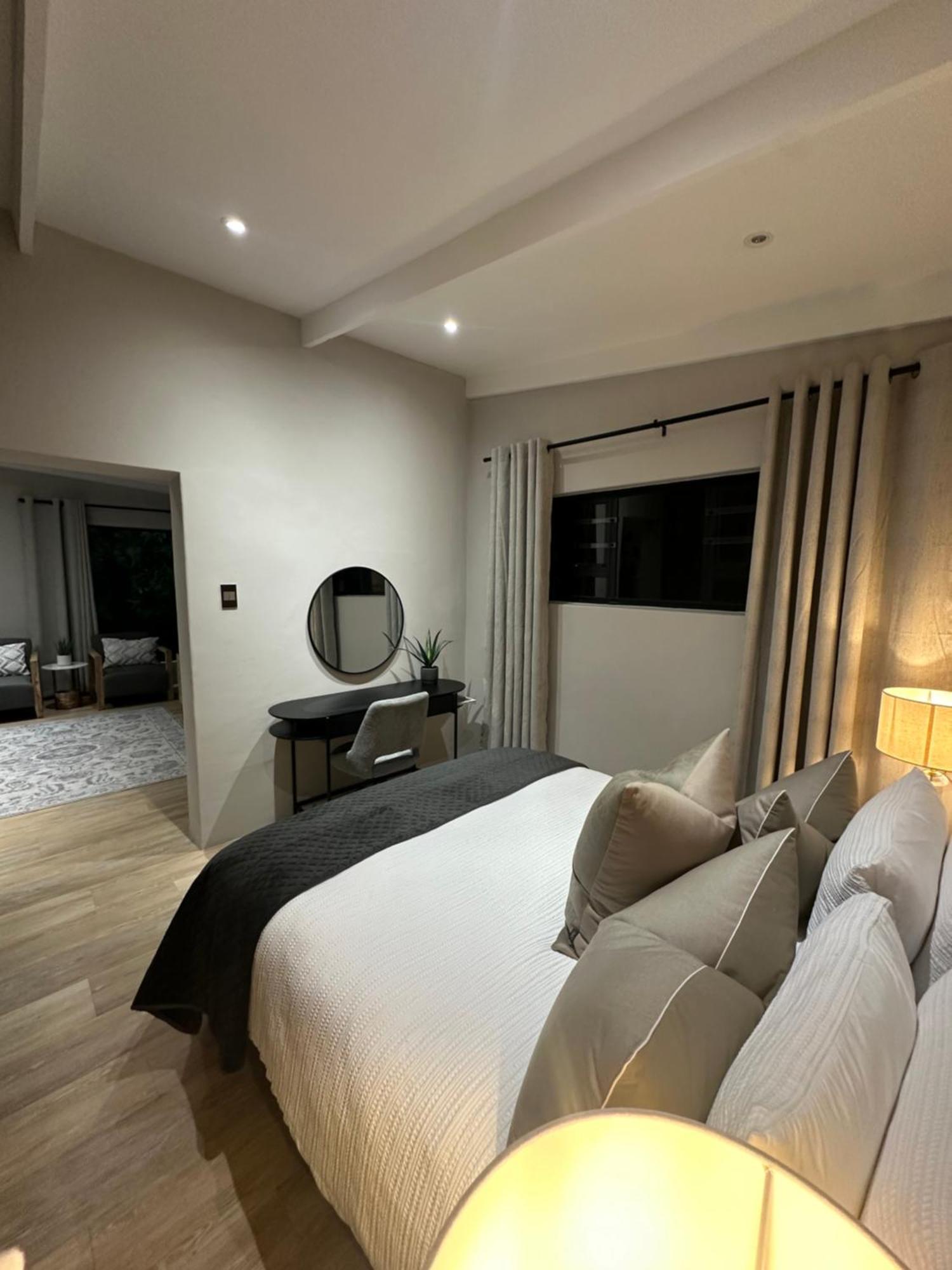 Somerset-west Prime Spot- Solar Powered! Cape Town