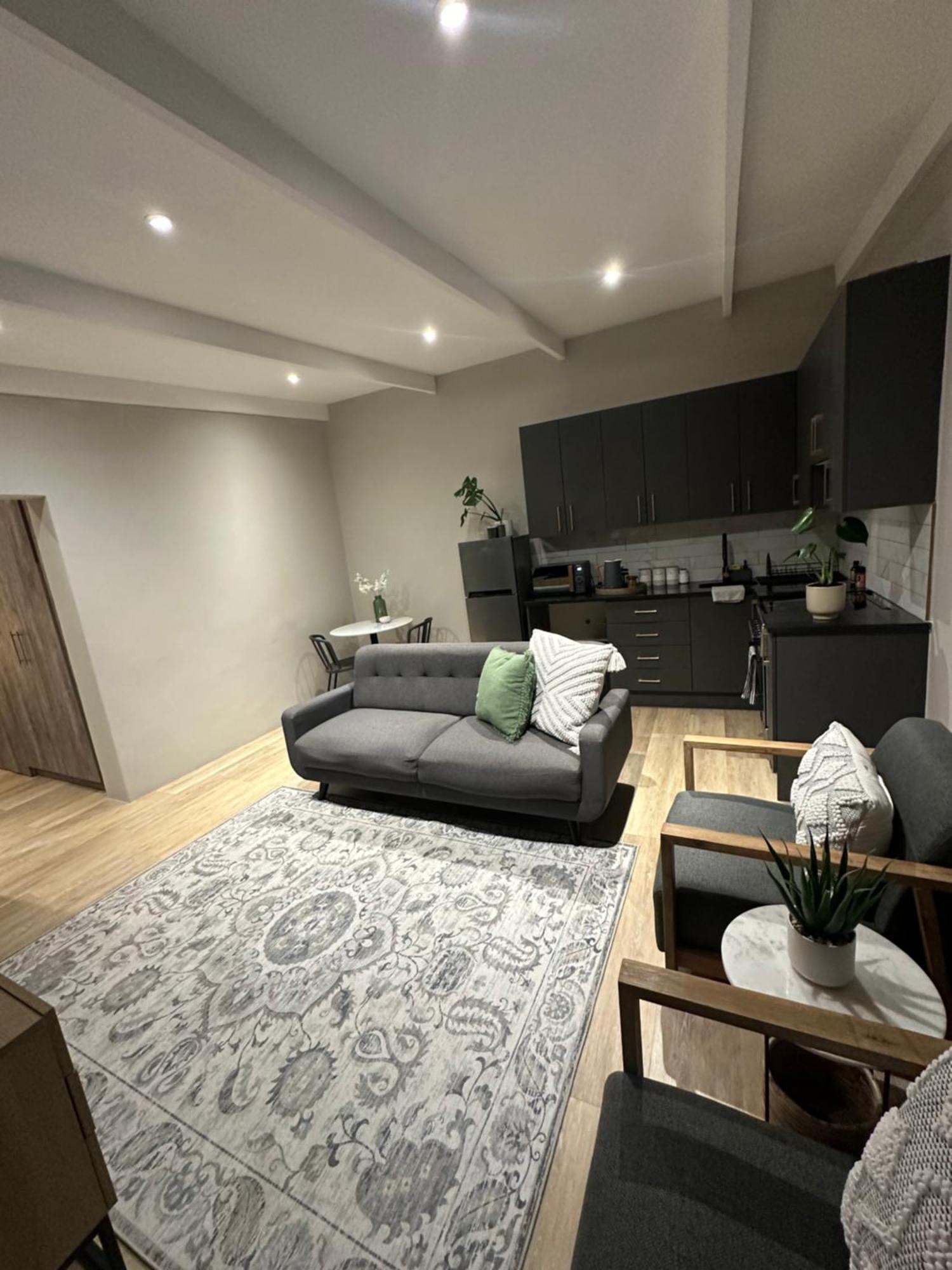 Somerset-west Prime Spot- Solar Powered! Apartment Cape Town