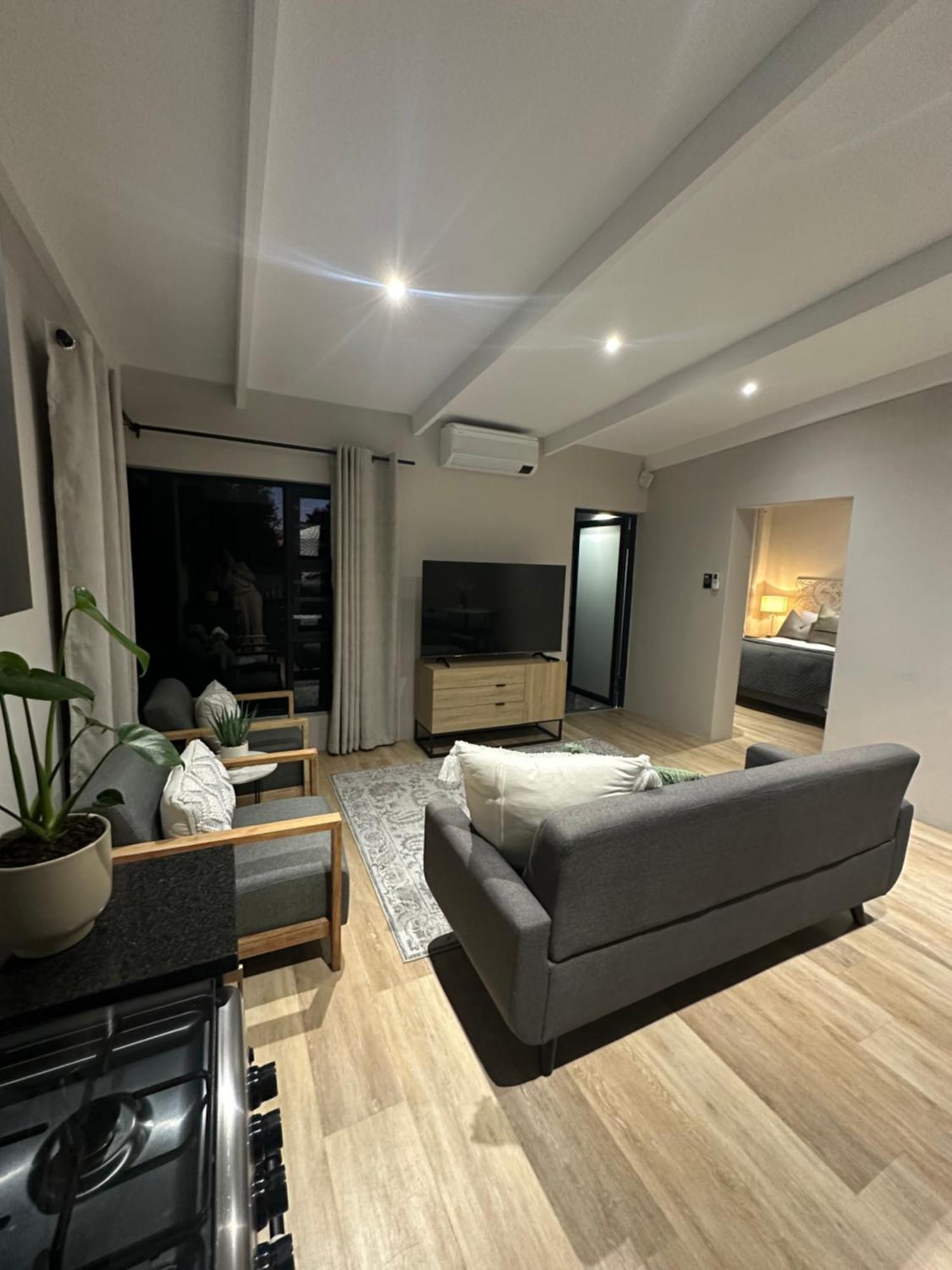 Apartment Somerset-west Prime Spot- Solar Powered! Cape Town